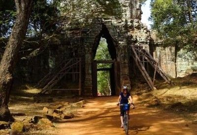 Susan and Michael Latham Cycling on the  tour with redspokes